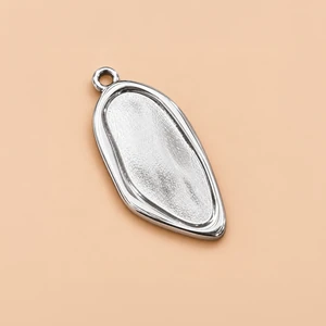Ciondolo d argento su sfondo beige