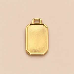 Medaglione d Oro Minimalista su Sfondo Beige