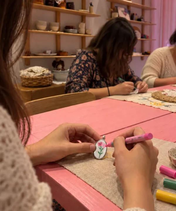 Workshop Essenza Creazione ciondolo con resina