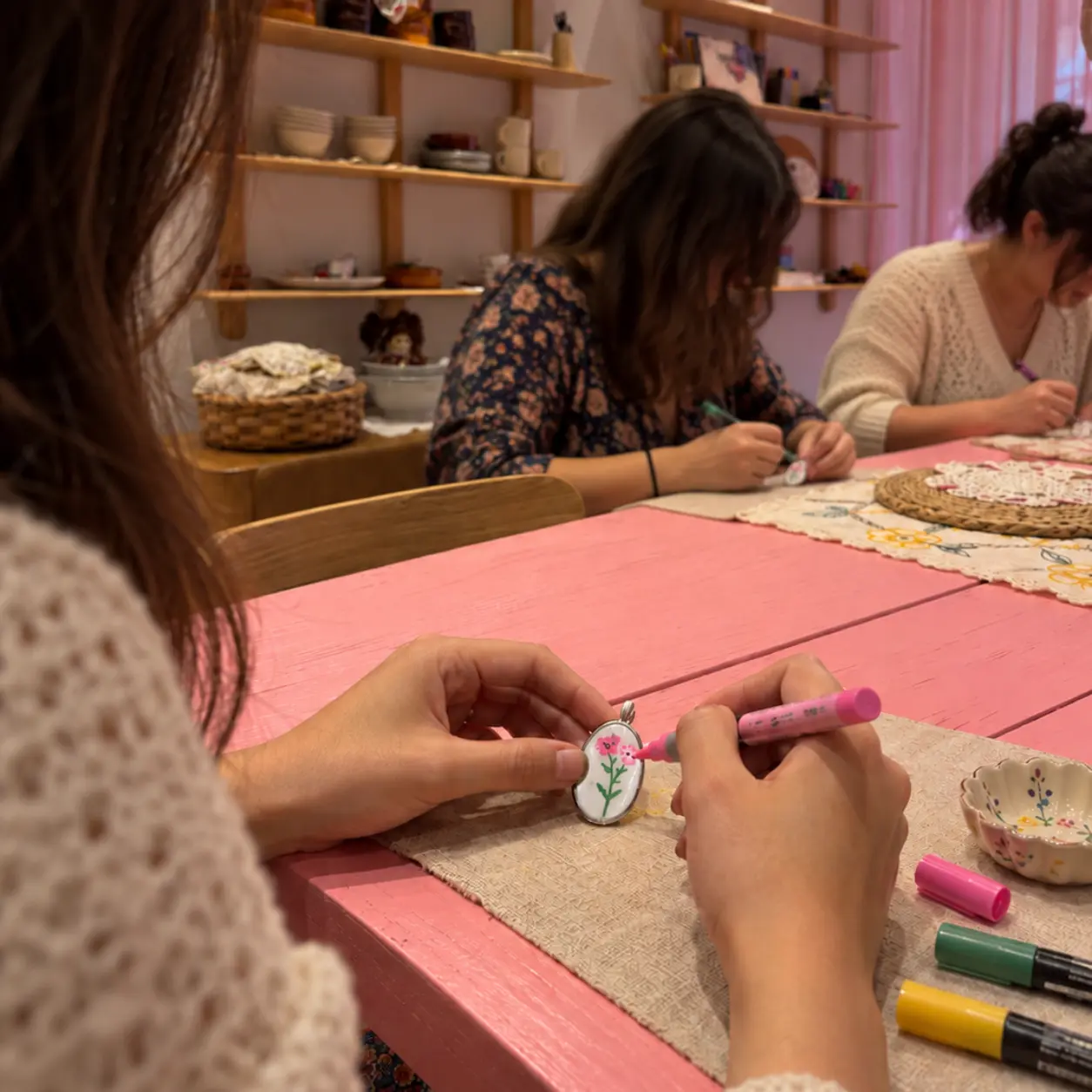 Workshop Essenza Creazione ciondolo con resina